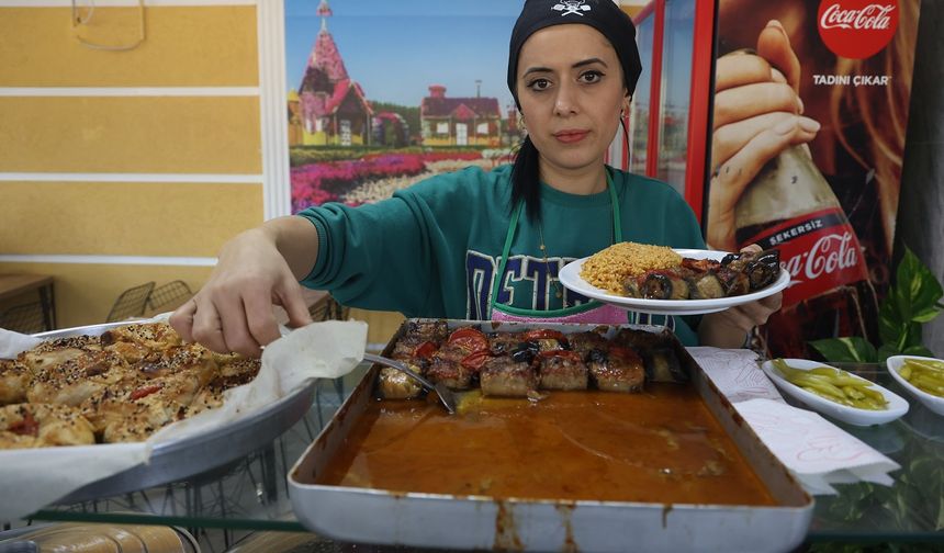 Eşini kaybeden anne, çocukları için yemek pişiriyor