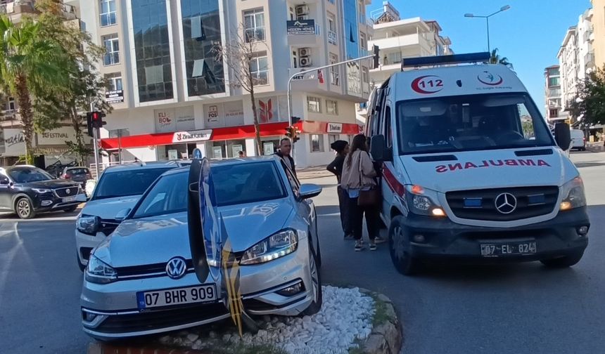 Hastaneye Yola Çıkan Çift, Trafik Kazasında Yaralandı