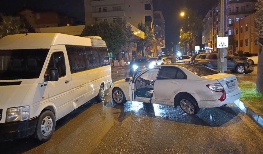 İki Araç Çarpıştı, Birisi Minibüse Çarptı