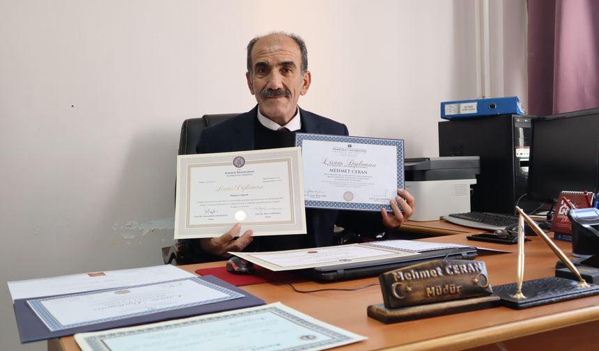 Kahramanmaraş’ta Lise Müdürü  56 Yaşında 12 Üniversite Diploması Aldı