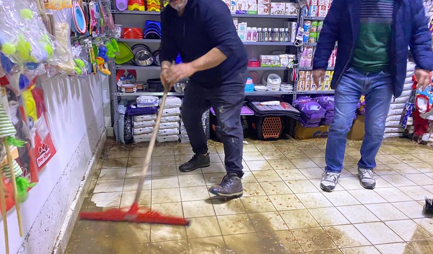 Serik'te sağanak etkili oldu, yollar göle döndü, iş yerlerini su bastı