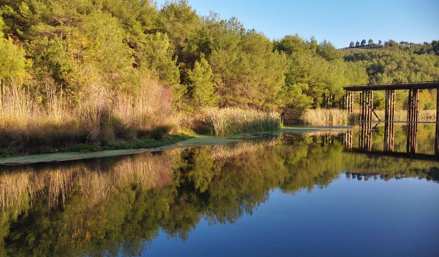 Sonbahar renkleri, Ceyhan Nehri yüzeyine yansıdı