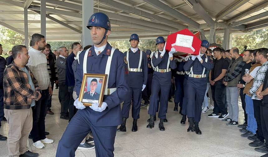 Trafik kazasında yaşamını yitiren uzman çavuşun cenazesi Adana'da defnedildi