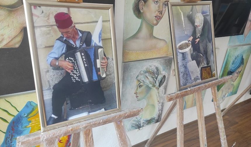 Adana'da Tarihi Göçün İzlerini Taşıyan "Fotoğrafın Ötesinde" Sergisi Açıldı