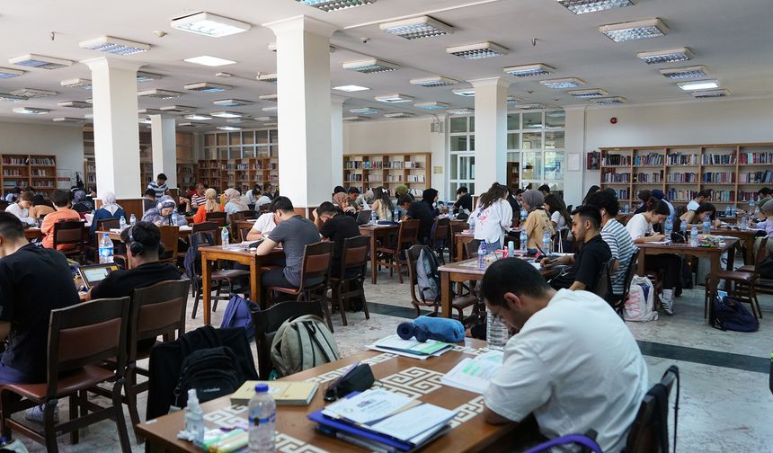 Kahramanmaraş'ta Öğrenciler Büyükşehir Kütüphanelerinde Ders Çalışıyor