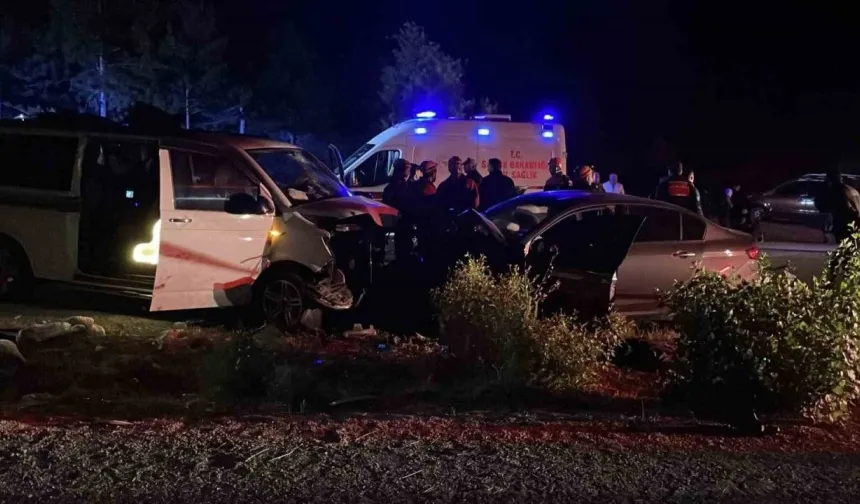 Sivas’ta Minibüs ve Otomobil Çarpıştı: 1 Ölü, 8 Yaralı