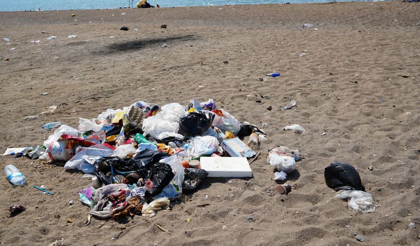 Kumköy Sahili Çardaklardan Arındı, Şimdi Çöplerle Boğuşuyor