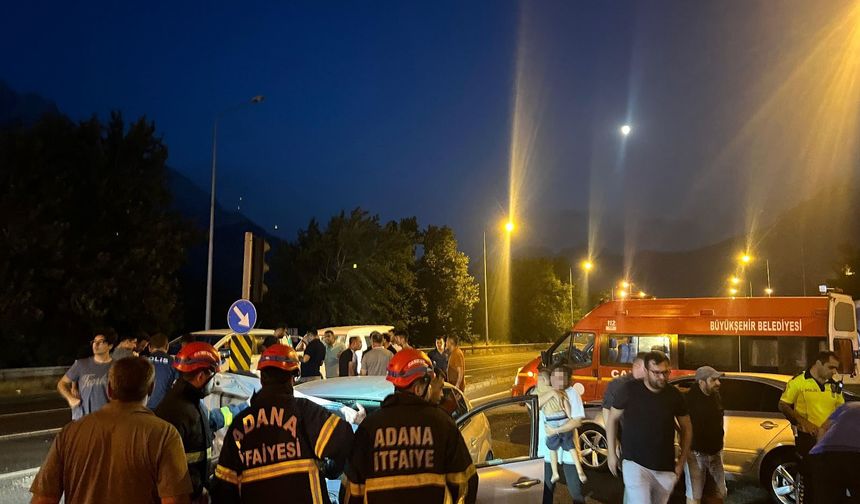 Adana’da Kırmızı Işık İhlali Kazaya Neden Oldu: 5 Kişi Yaralandı