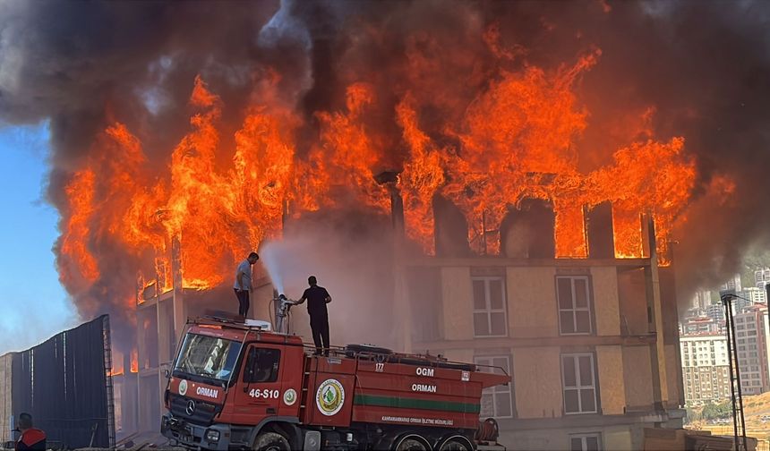 Kahramanmaraş’ta Ahşap Lojmanlar Kül Oldu