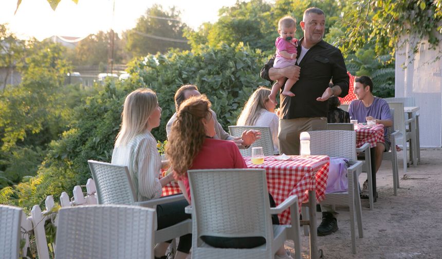 Arka Sokaklar’da Ekrana Yansıyan Mutluluk: Mesut ve Selin’in Aile Tablosu