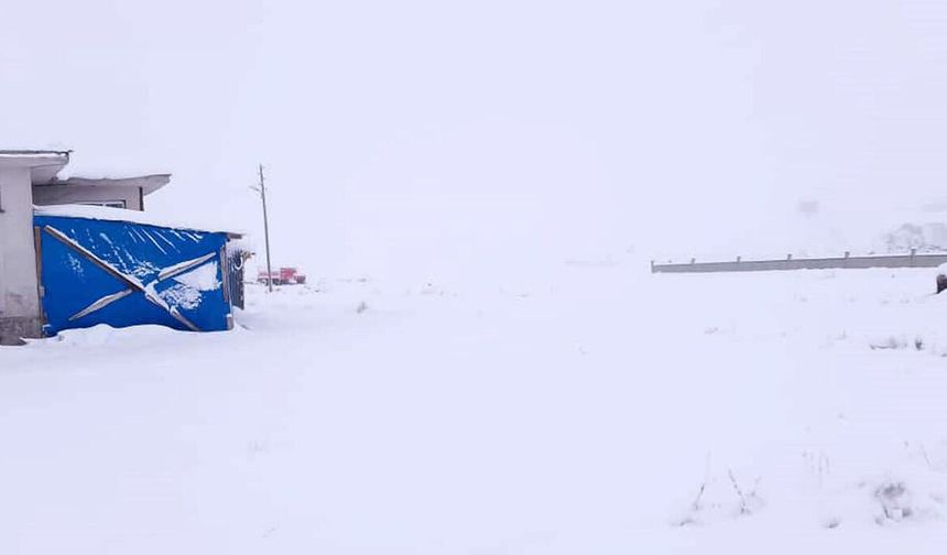 Erzurum Aşkale’de kar sürprizi sabahın ilk ışıklarıyla görüldü
