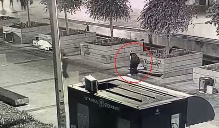 Bankta uyuyan adamın telefonunu çaldı; kaçarken suçüstü yakalandı yere atıp kırdı