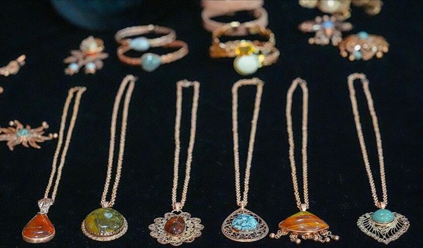 Eski bakır kablolar Diyarbakır'da "sıfır atık" temalı takılara dönüştü