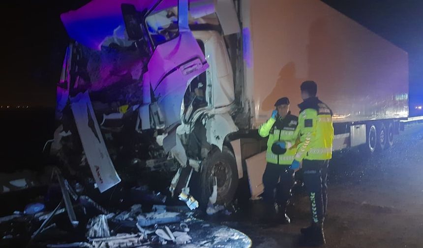 Tır tur otobüsüne çarptı: 1’i ağır 15 yaralı