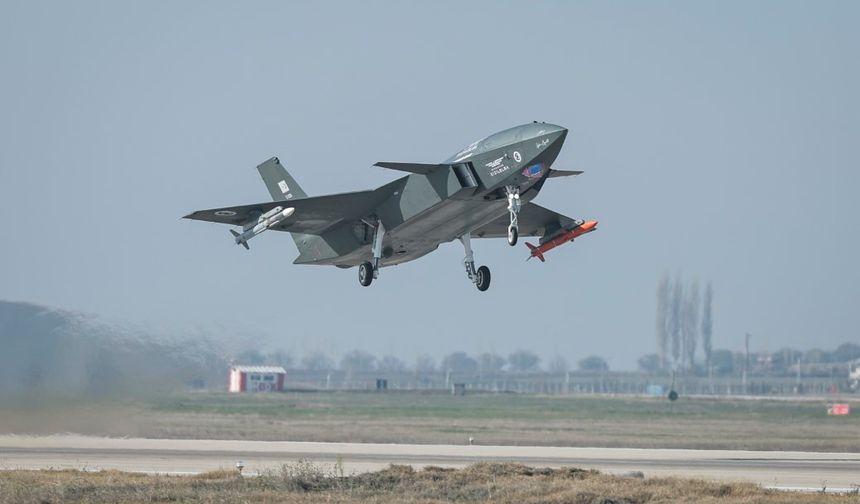 Bayraktar KIZILELMA "hava-hava" füzesiyle hedefi vurdu