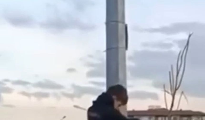 Çocukların bayrak hassasiyeti duygulandırdı.. Direğe böyle tırmandılar