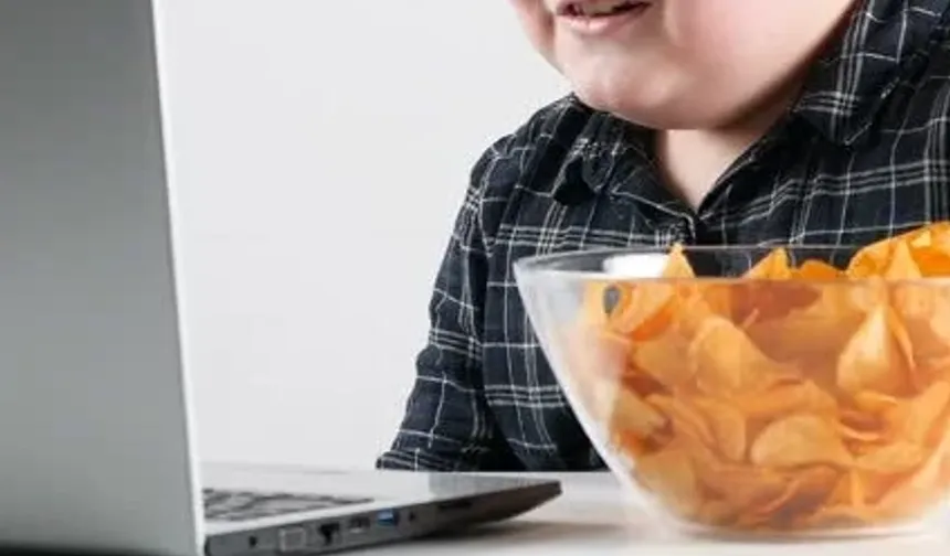 Gençlerin Ekran Bağımlılığı Ağız Sağlığını Tehdit Ediyor