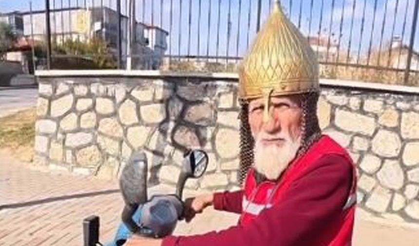 Kask yerine miğfer takan dede görenleri şaşırttı