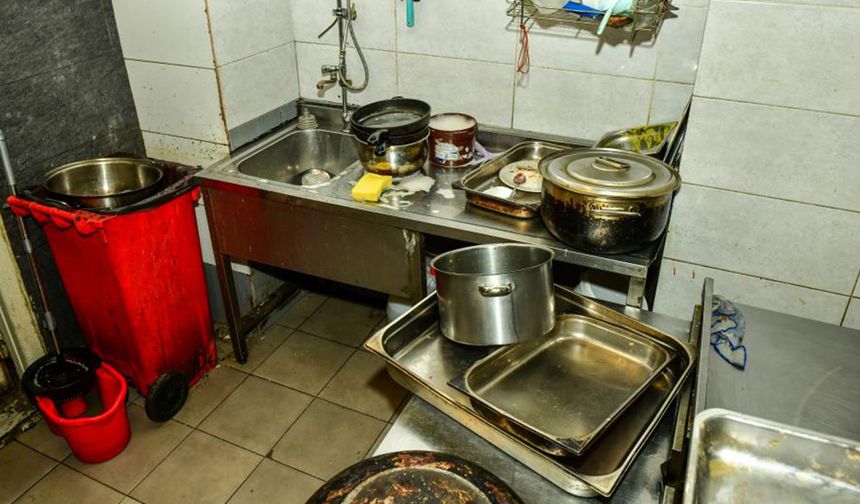 Esenyurt’ta hijyen alarmı: Sağlıksız koşullarda üretim yapan restorana en üst sınırdan ceza
