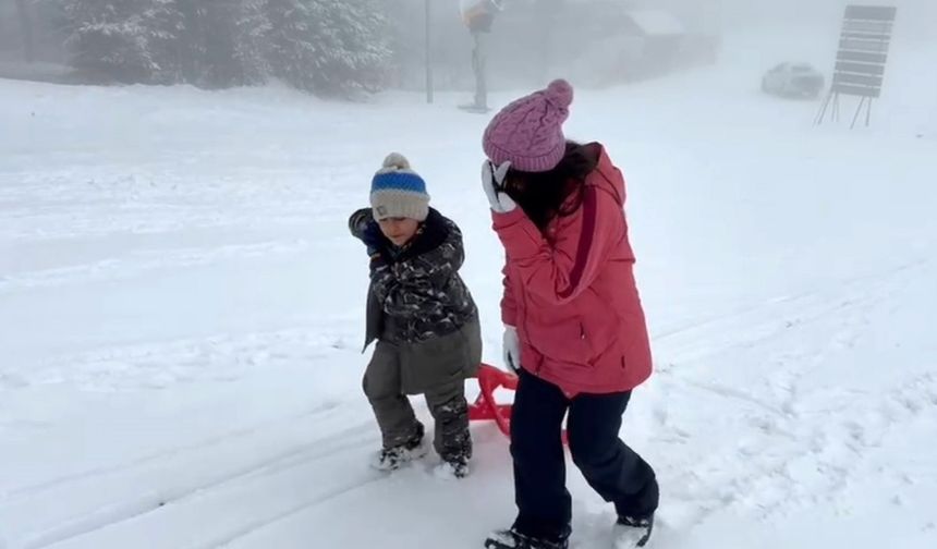 Kars’ta kar coşkusu: Çocuklar kardan adam yaptı, kızakla kaydı