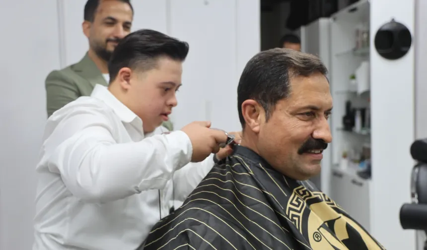 Down sendromlu kuaför Şükrü’den Vali Masatlı’ya tıraş sürprizi