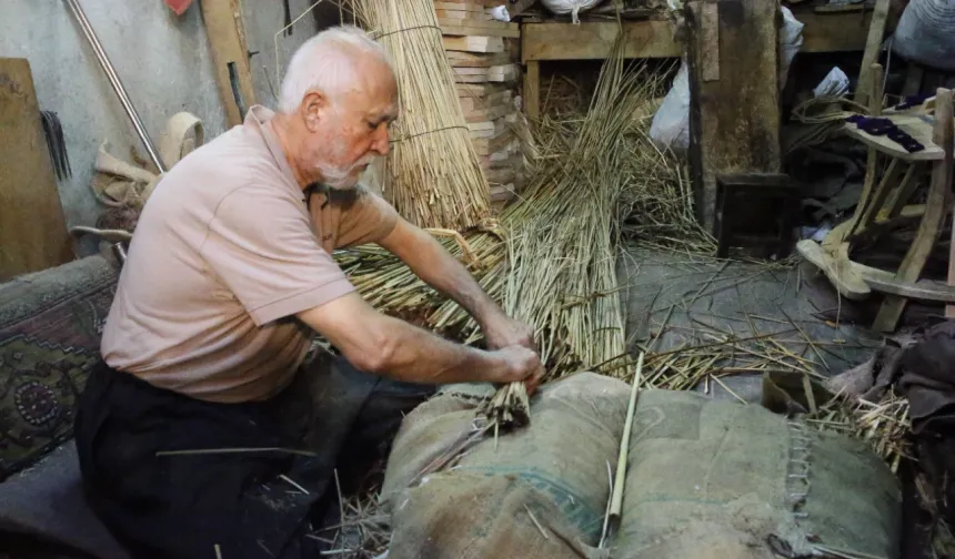 Kahramanmaraş’ta 60 yıllık semer ustası unutulan bir mesleği yaşatıyor! İşte 7 karede zanaatkâr Ali Özen