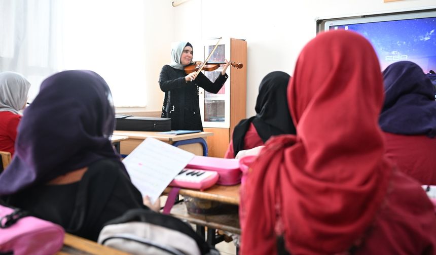 Kahramanmaraş’ta Görme Engelli Müzik Öğretmeni Melodilerle İlham Oluyor