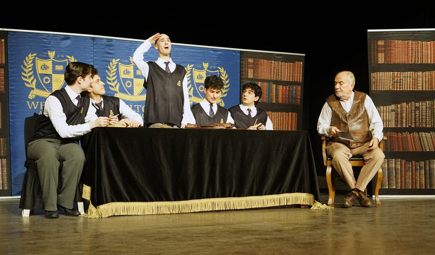 Kahramanmaraş’ta “Ölü Ozanlar Derneği” Oyunu Dakikalarca Alkışlandı