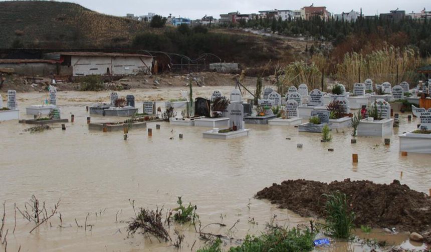 Adana’da kanal taştı, mezarlar sular altında kaldı