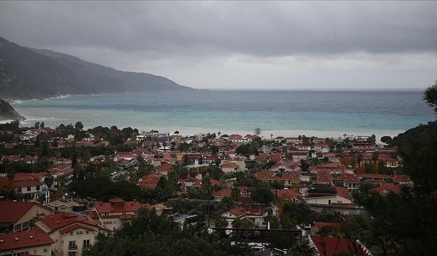 Fethiye'de sağanak sonrası Ölüdeniz'in rengi değişti