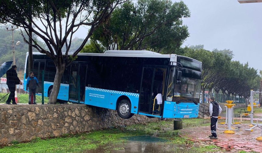 Freni Boşalan Halk Otobüsü Park Duvarında Asılı Kaldı