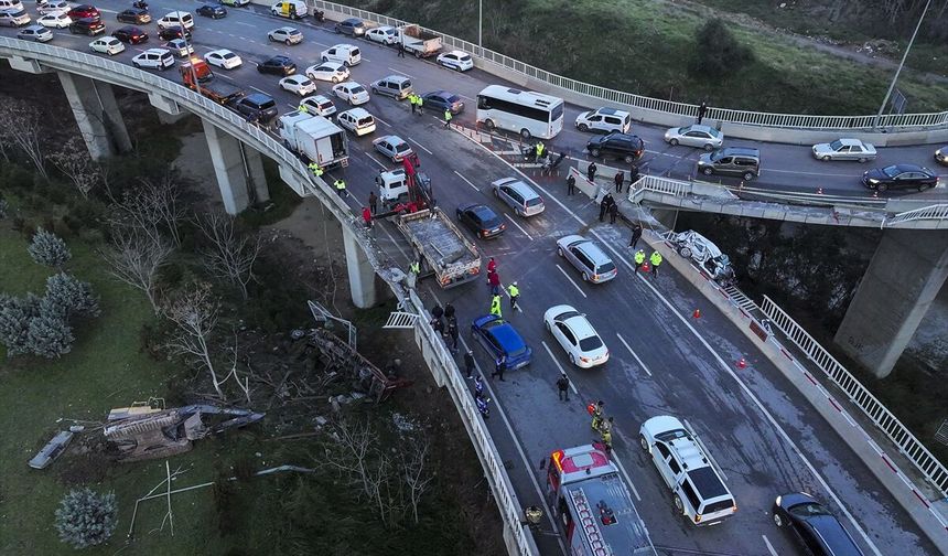 Freni Boşalan TIR Viyadükten Düştü, 3 Yaralı