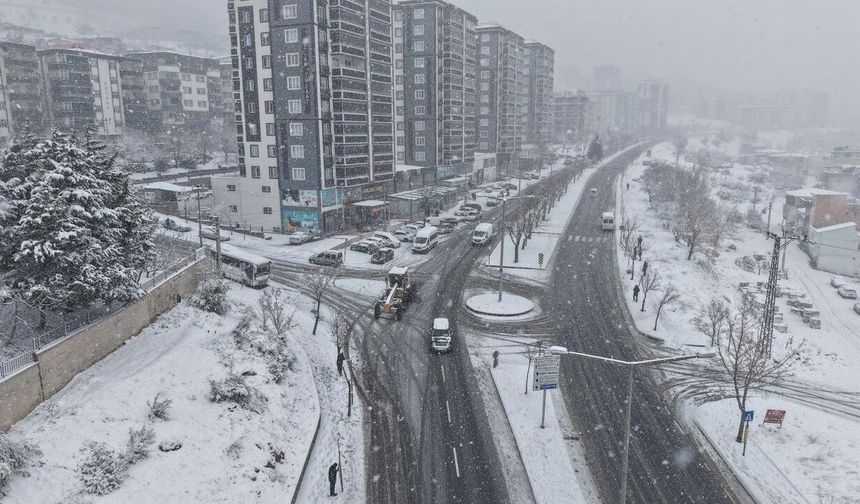 Kahramanmaraş’ta yollar kapanmadan müdahale başladı