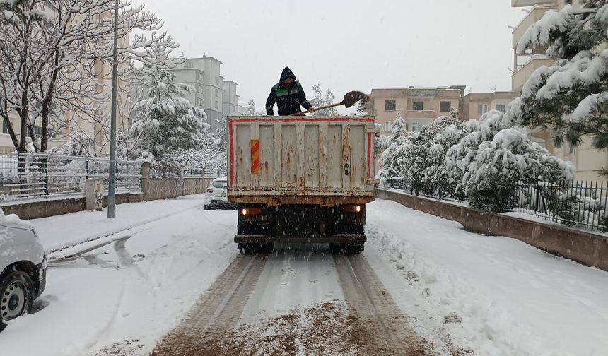 Onikişubat’ta Kar Alarmı: Belediye Tüm Ekipleriyle Sahada