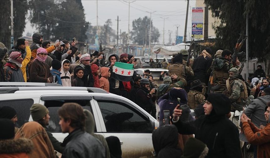 Soğuk ve yağmura rağmen Suriyeliler eve dönüş sevinci yaşıyor
