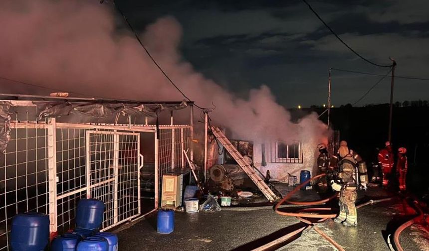 Sultangazi’de iki iş yeri alev alev yandı