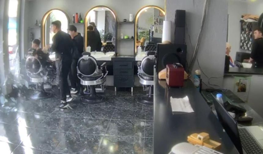 Otomobil kuaför dükkanına daldı: Çalışanlar kaçtı, müşteri fotoğraf çekti