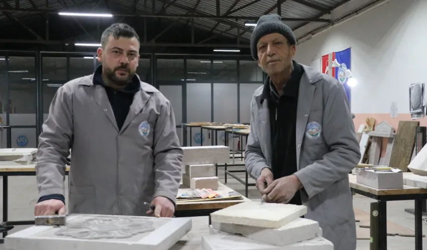 119 yıllık yetimhane bahçesinde baba-oğul taş işliyor