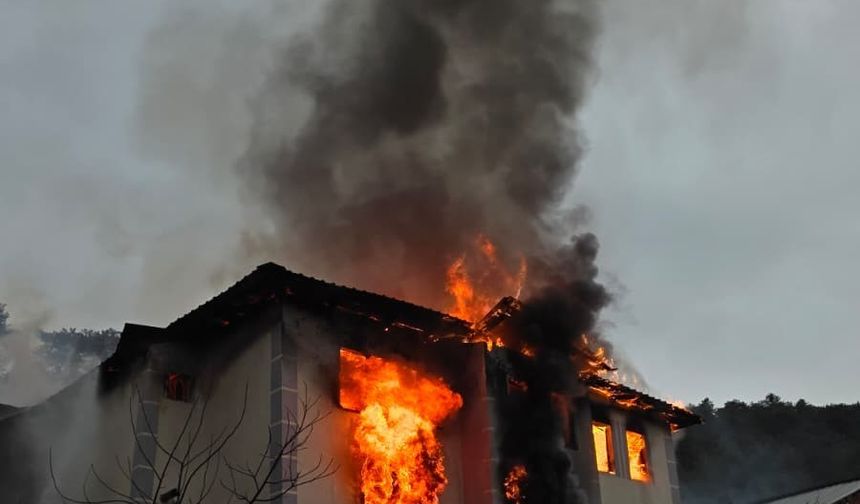 2 katlı ev, alev alev yandı