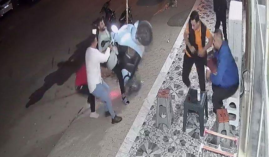 İlk kez motosiklet kullanmak istemişti: Gaz elciği basılı kalınca kaldırımda oturanlar neye uğradığını şaşırdı