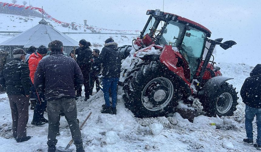 Buzu çözülen Çıldır Gölü'ne traktör düştü