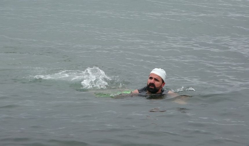 Dondurucu soğuğa meydan okudu: Van Gölü’nde şifa kulaçları
