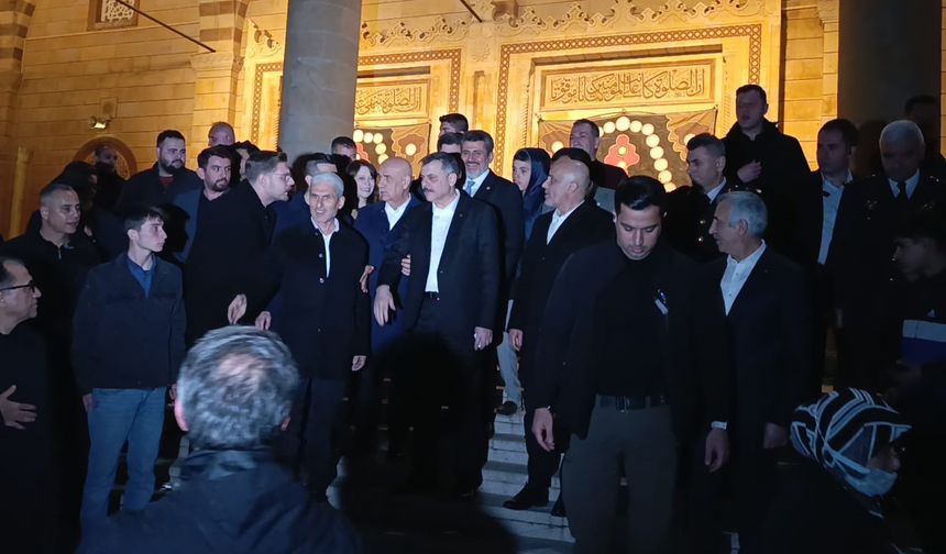 Bakan Çiftçi, teravih namazını Kahramanmaraş’ta kıldı