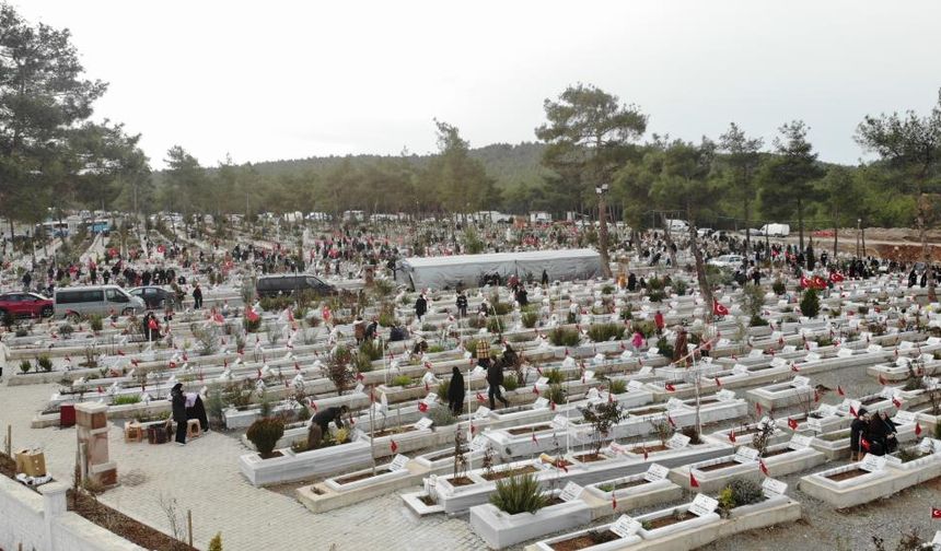 Depremin 3. yıl dönümünde depremzedeler mezarlıkta sabahladı