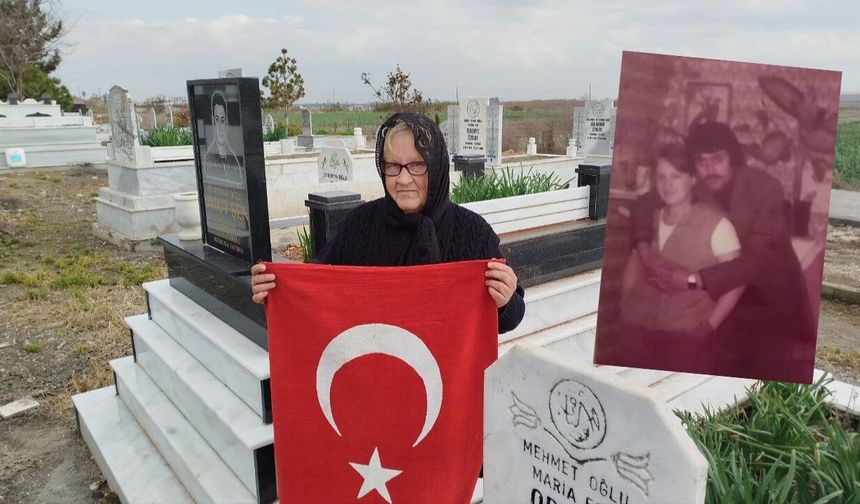 Eşinin mezarını 20 yıldır yalnız bırakmıyor
