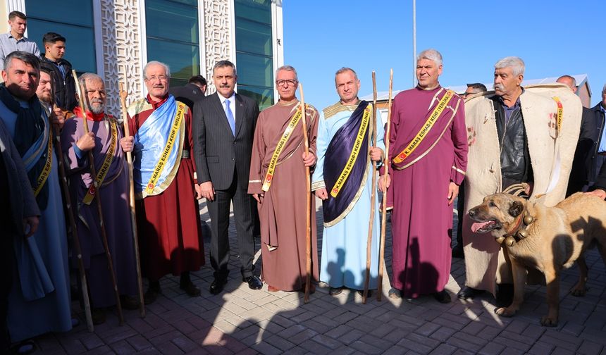 İçişleri Bakanı Çiftçi Afşin’de Çarşı Esnafını Ziyaret Etti