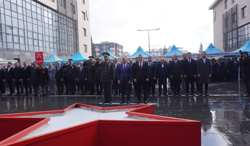 Kahramanmaraş’ın Kurtuluşunun 106. Yılında Atatürk Anıtı’na Çelenk Sunuldu