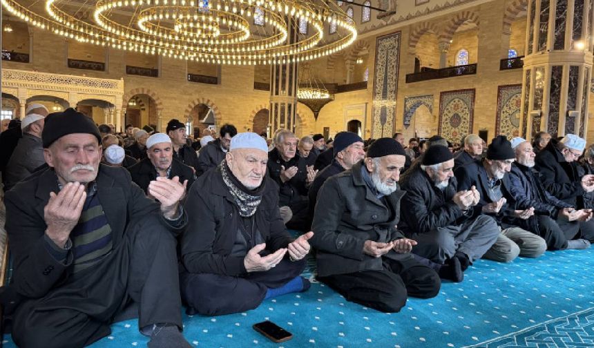 Kahramanmaraş'ta 6 Şubat depremlerinde hayatını kaybedenler için camilerde dua edildi