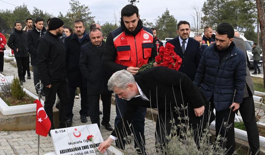 Kahramanmaraş'ta deprem şehitleri kabri başında dualarla yad edildi