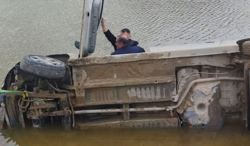 Kahramanmaraş'ta Dereye Uçan Araçta Sürücü Sağ Salim Çıkartıldı